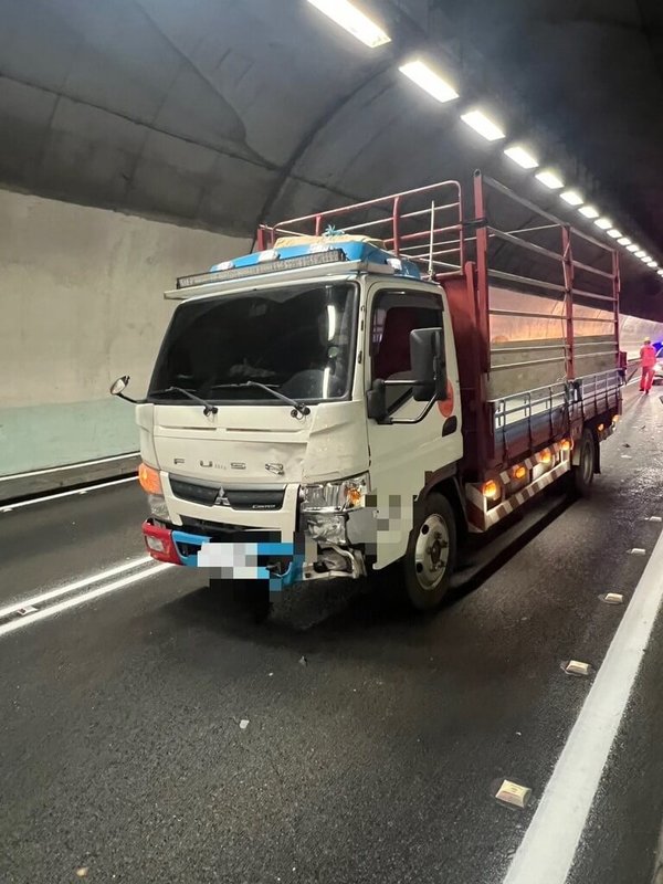 國道5號雪山隧道南向21.3公里處9日中午發生3車擦撞事故,警方初步了解,行駛在內側車道的貨車駕駛,因精神不濟偏移車道,擦撞行駛在外側車道的客運後,再往內側車道撞擊休旅車,休旅車內一名男性乘客脖子受有輕傷送醫,現場車流一度回堵。(讀者提供)中央社記者王朝鈺傳真 114年6月9日