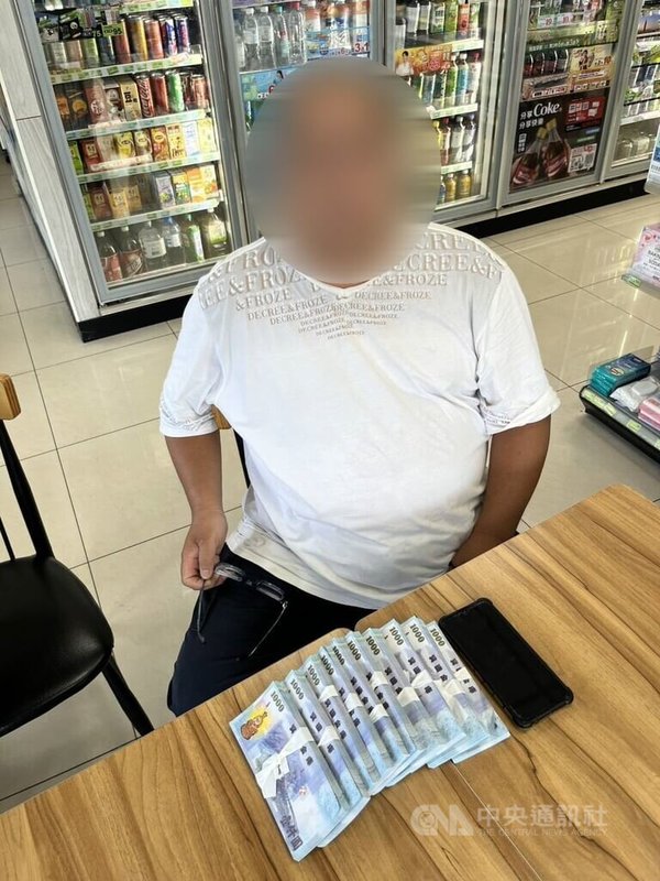 台中陳姓男子誤信詐騙集團,投資虛擬貨幣遭詐騙5次、累計損失近新台幣900萬,詐團還稱可持續投資獲利翻倍,陳男日前配合警方誘捕取款的車手(圖),警詢後依法送辦。(翻攝照片)中央社記者蘇木春傳真 114年6月9日