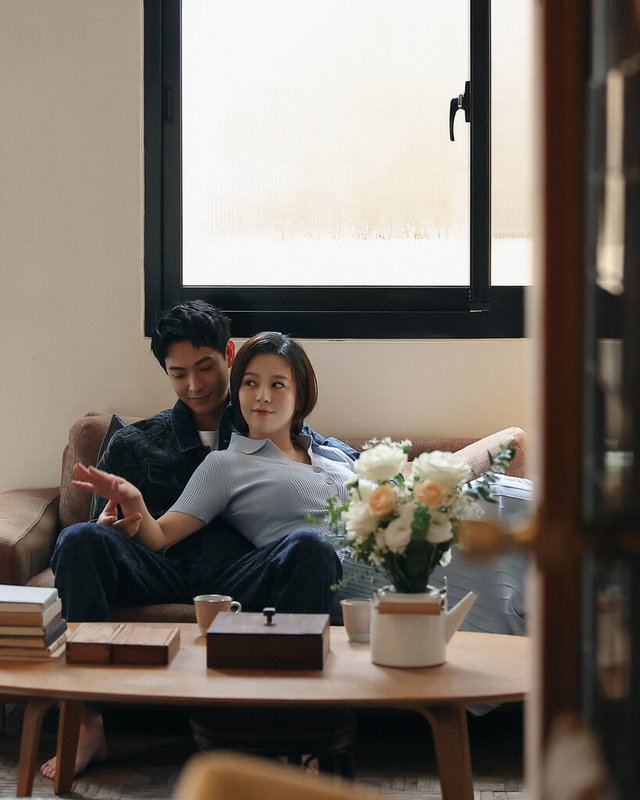 演員劉品言(右)9日宣布和藝人連晨翔(左)結婚,懷孕超過3個月的劉品言表示,知道懷孕時有嚇一跳,感謝老天爺安排的禮物。(鴻言娛樂提供)中央社記者洪素津傳真 114年6月9日