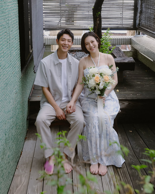 演員劉品言(右)9日宣布和小3歲的藝人連晨翔(左)結婚,2人因合作歌手戴愛玲的MV相識,後又在拍攝影集「舊金山美容院」時再度碰見,殺青後製階段兩人逐漸熟識,進而交往結婚。(鴻言娛樂提供)中央社記者洪素津傳真 114年6月9日