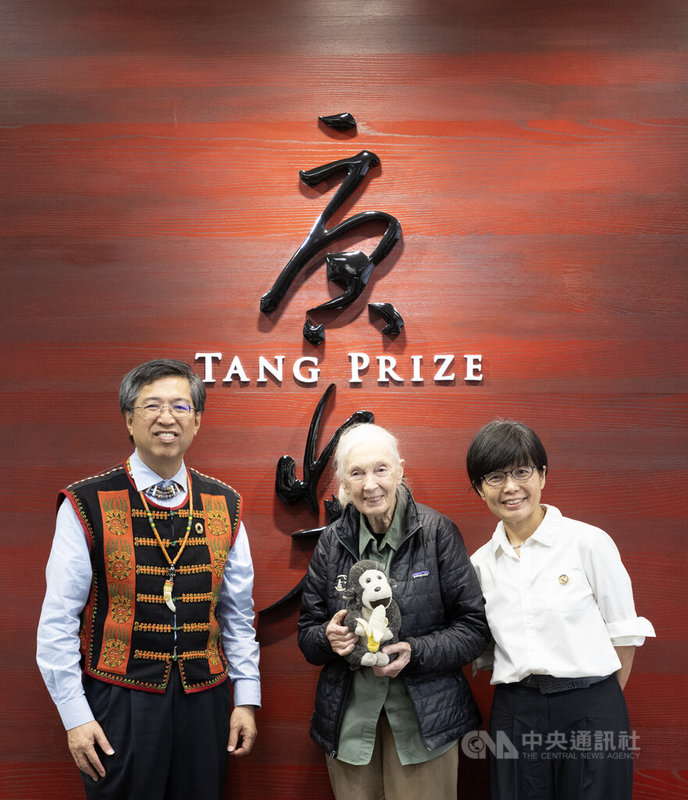 2020年唐獎永續發展獎得主、國際知名保育專家珍古德(Jane Goodall)(中)9日在唐獎教育基金會接受媒體聯訪,並與唐獎教育基金會執行長陳振川(左)、國際珍古德教育及保育協會執行長郭雪貞(右)合影留念。中央社記者趙世勳攝 114年6月9日