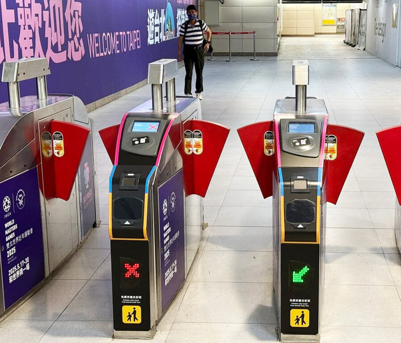 台北大眾捷運股份有限公司「閘門電子主單元模組重置案」,共安裝2361套多元支付外掛箱體,預計10月完成。(台北捷運公司提供)中央社記者楊淑閔傳真 114年6月9日