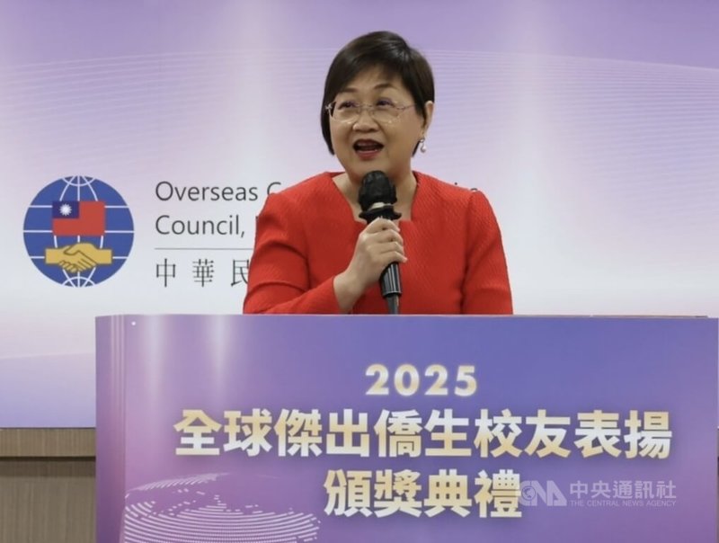 僑委會10日舉行「2025年全球傑出僑生校友頒獎典禮」,僑委會委員長徐佳青致詞,並頒發獎項給17位來自馬來西亞、香港,韓國、泰國、緬甸、柬埔寨、新加坡及寮國的得獎人。中央社記者楊堯茹攝 114年6月10日