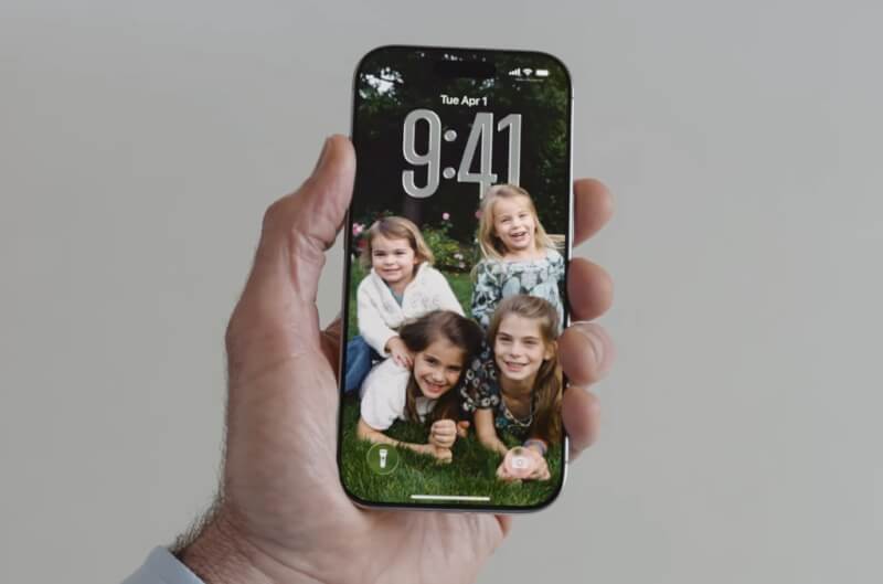 iOS 26鎖定畫面上,時間會依照影像流暢調整位置。(圖取自Apple YouTube頻道網頁youtube.com)