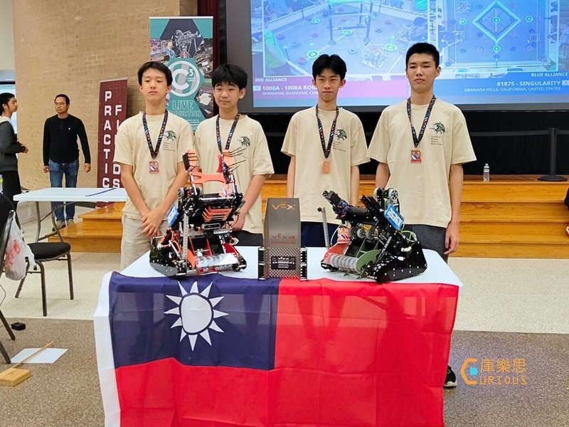 國立新竹科學園區實驗高中10日表示,學生朱明汐(右1)、劉家維(右2)、陳宥廷(左2)、于方旭(左1)組隊參加VEX AI機器人大賽,日前由全球43隊中脫穎而出,奪下高中組「創新獎」,為台灣公立學校首度獲獎。(庫樂思機器人提供)中央社記者郭宣彣傳真 114年6月10日