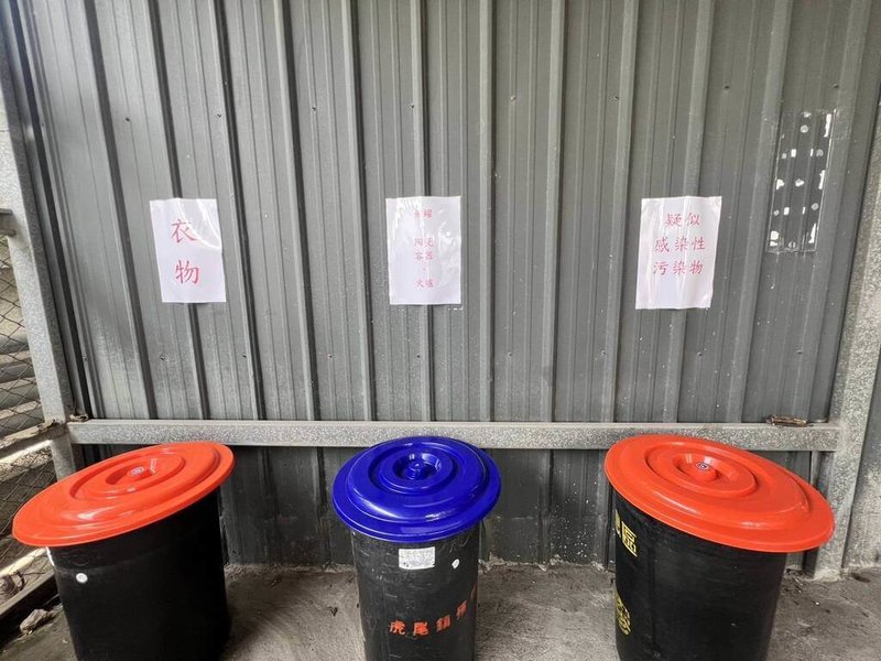 雲林縣虎尾鎮公所推動殯葬場域廢棄物分類,即日起要求殯葬從業人員依照殯葬所所設分類桶及指定地點進行棄置,清潔遺體所產生的棉被、衣物、紗布等,將視為疑似感染性污染物。(雲林縣虎尾鎮公所提供)中央社記者蔡智明傳真 114年6月10日