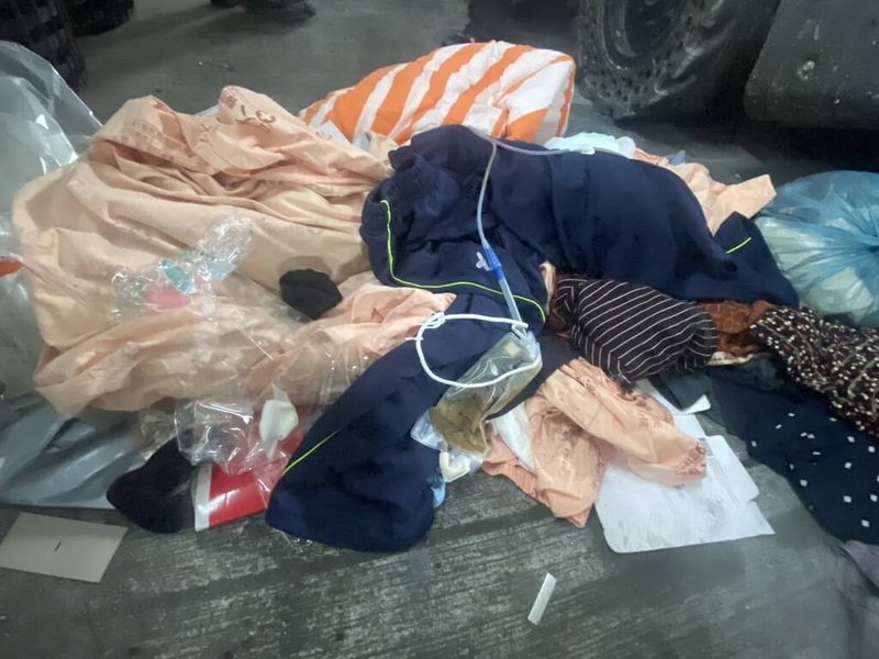 雲林縣虎尾鎮垃圾車3月至5月被焚化廠退運5次,因破袋檢查發現垃圾中摻雜包覆遺體的棉被、衣物等,召開協調會議後,決議針對疑似感染性及特殊性棄置物,統一實施分類管理與處理機制。(雲林縣虎尾鎮公所提供)中央社記者蔡智明傳真 114年6月10日
