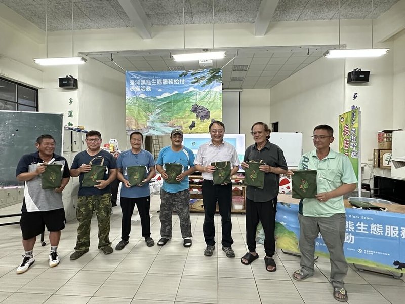 台中市「人人守護山林(PKLAHANG RRGYAX SSQULIQ)協會」由南勢部落獵人組成,林業及自然保育署台中分署長張弘毅(右3)頒發黑熊生態服務給付棲地監測獎勵金,感謝族人對部落守護周邊黑熊棲地的用心。(林業及自然保育署台中分署提供)中央社記者趙麗妍攝 114年6月10日