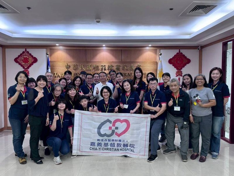 嘉義基督教醫院團隊4日至10日於菲律賓東內格羅省偏鄉醫療服務,同時拜會中華民國駐菲律賓代表處,報告這幾天的工作內容。(嘉基醫院團隊提供)中央社記者林行健馬尼拉傳真 114年6月10日