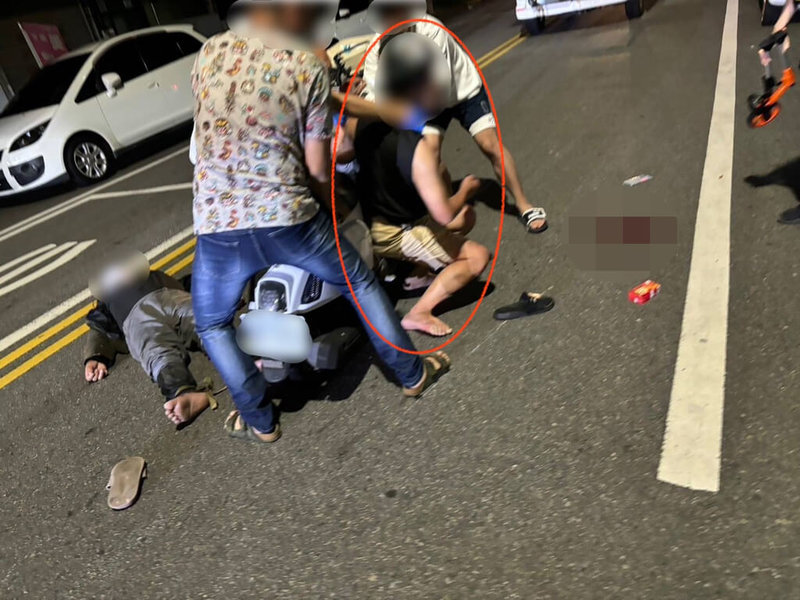 郭姓男子(紅圈處)騎機車行經苗栗縣苑裡鎮為公路時,撞上正穿越馬路行人,2人受傷送醫,警方調查,郭姓男子民國114年1月涉毒品案遭台灣苗栗地方檢察署發布通緝,已報請地檢署依法處理。(民眾提供)中央社記者管瑞平傳真 114年6月10日