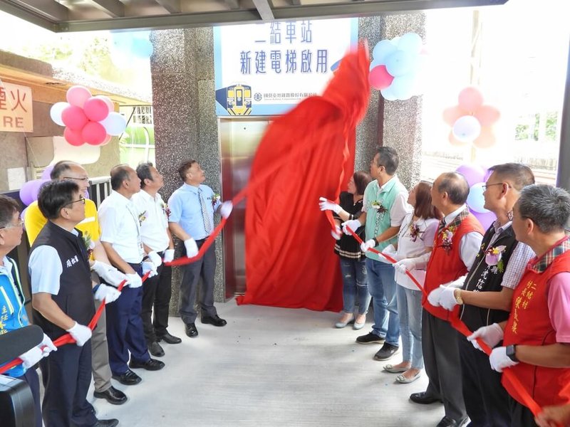 台鐵宜蘭二結車站已有逾百年歷史,過去乘客進站後必須爬上3樓高的天橋到對面月台才能搭車,台鐵公司斥資興建的2部電梯10日正式啟用,優化乘車動線。(台鐵提供)中央社記者沈如峰宜蘭傳真 114年6月10日