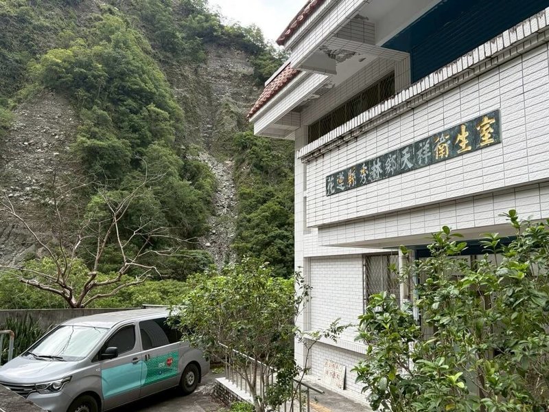 經花蓮縣衛生局、秀林鄉衛生所及花蓮慈濟醫院評估環境穩定後，睽違1年的「天祥假日門診」7日重啟，若試行過程順利，團隊初步規畫從7月起，把原本的每週服務調整為每2週1次。（花蓮慈濟醫院提供）中央社記者李先鳳傳真  114年6月10日