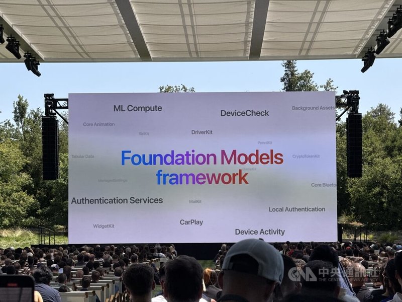 蘋果公司9日在加州總部舉辦年度全球開發者大會(WWDC),宣布將透過基礎模型框架,讓任何App都能直接運用Apple Intelligence核心的裝置端基礎模型。中央社記者吳家豪舊金山攝 114年6月9日