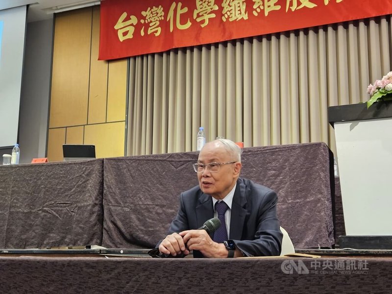 台化面對石化產業逆風，2024年業績不理想、股價下滑。10日股東會一開場，台化董事長洪福源（圖）向股東致歉，公司並動用未分配盈餘，通過每股超額配發現金股利0.5元，以回饋股東。中央社記者曾仁凱攝  114年6月10日