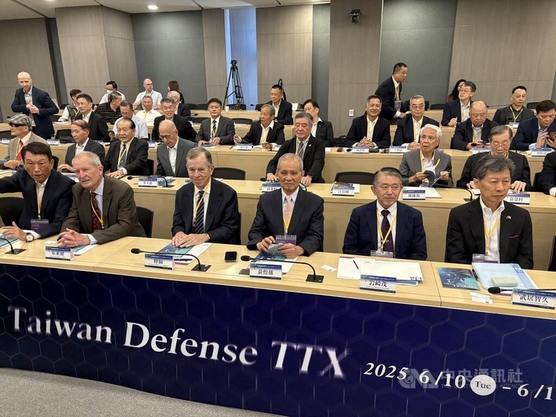台北政經學院基金會10日舉辦台海防衛兵推,基金會董事長黃煌雄(前排右3)、前日本自衛隊統合幕僚長岩崎茂(前排右2)、前美軍參謀首長聯席會議主席、退役上將穆倫(前排左3)、前參謀總長李喜明(前排左1)等人參與。中央社記者吳書緯攝 114年6月10日