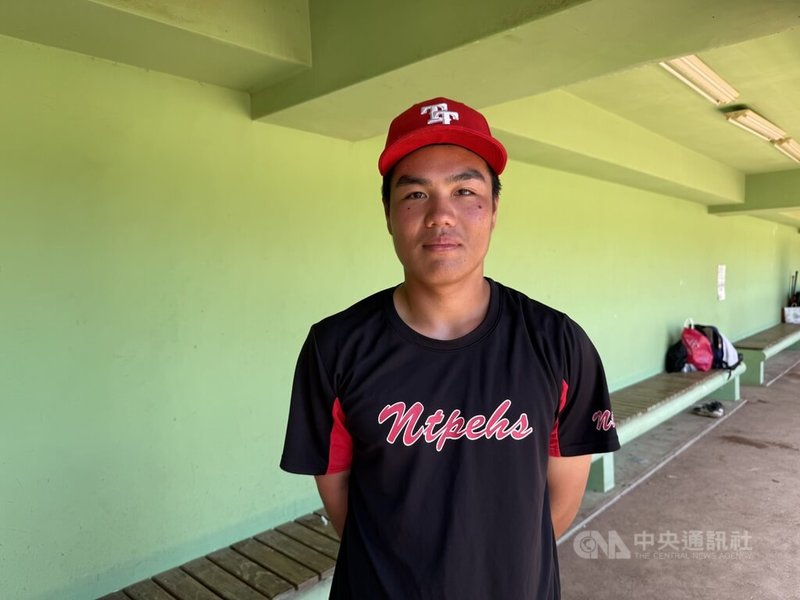 玉山盃青棒賽台東縣10日與花蓮縣交手,台東縣投手許庭愷(圖)先發4局無失分,率隊以4比0搶勝。中央社記者謝靜雯攝 114年6月10日