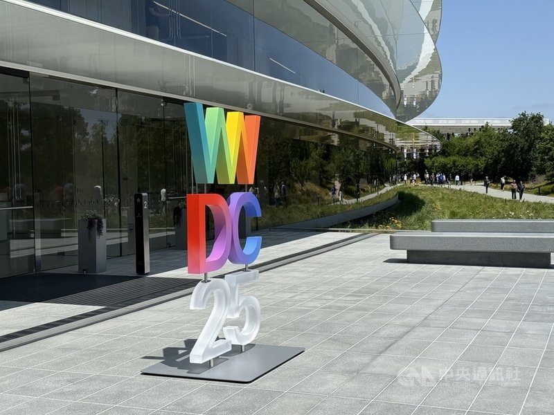蘋果公司9日在美國加州總部Apple Park舉辦年度全球開發者大會(WWDC)實體特別活動,前往會場途中設有WWDC25字樣立體看板,吸引大批開發者及媒體合照留念。中央社記者吳家豪舊金山攝 114年6月10日
