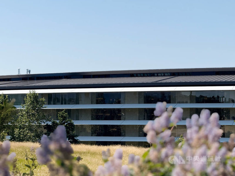 蘋果公司9日在美國加州總部Apple Park舉辦全球開發者大會(WWDC)實體特別活動,站在賈伯斯劇院外,可遠眺蘋果總部辦公室。中央社記者吳家豪舊金山攝 114年6月10日