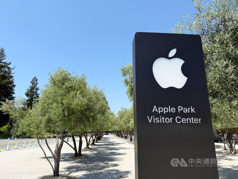 蘋果公司9日在美國加州總部Apple Park舉辦全球開發者大會(WWDC)實體特別活動。圖為總部園區外的訪客中心。中央社記者吳家豪舊金山攝 114年6月10日
