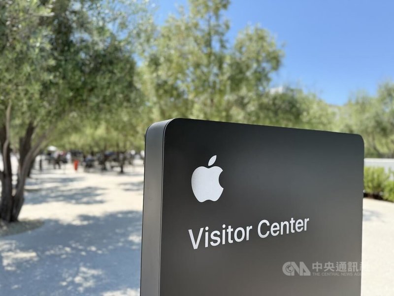 蘋果公司9日在美國加州總部Apple Park舉辦全球開發者大會(WWDC)實體特別活動,園區外的訪客中心販售限定版商品。中央社記者吳家豪舊金山攝 114年6月10日