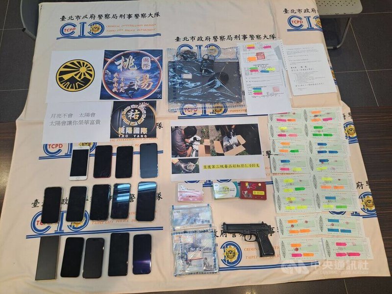 桃園市黃姓男子在連鎖藥局擔任店長,竟夥同天道盟太陽會成員到店購藥再索要體傷賠償金,黃男向公司稱若支付顧問費可幫磋商,藥局察覺有異報警處理,警方循線逮獲8嫌送辦,並查扣相關贓證物。(翻攝照片)中央社記者黃麗芸傳真 114年6月10日