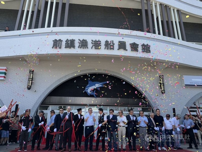高雄市前鎮漁港為台灣重要遠洋漁業基地,為提升漁港服務品質,漁業署編列經費建置「前鎮漁港船員會館」,歷經3次流標後終於在10日啟用,3、4樓旅館部分由逸泰國際會館經營。中央社記者林巧璉攝 114年6月10日
