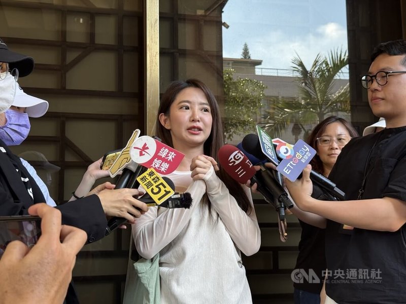 藝人郭書瑤(中)113年被指控是惡鄰居,郭女不滿管委會提供照片給媒體,提告管委會涉嫌違反個資法。台北地檢署10日傳喚郭書瑤說明。郭書瑤表示,這件事情有一點點複雜,就交給律師處理。中央社記者林長順攝 114年6月10日