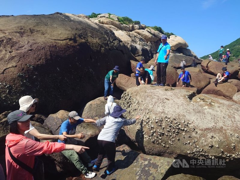 馬祖北竿中山國中、塘岐國小10日依循傳統,安排畢業生完成鐵人三項挑戰後,登上龜島領取證書。為見證孩子們的重要時刻,家長也陪同登島,彼此相互協助一起爬上島嶼。中央社記者潘欣彤攝 114年6月10日