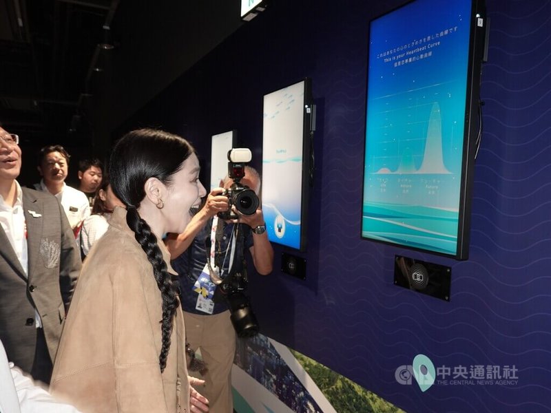 藝人徐若瑄(圖)10日參觀大阪世博TECH WORLD館,對心動曲線呈現、未來劇場的興致高,感到驚喜。中央社記者楊明珠大阪攝 114年6月10日