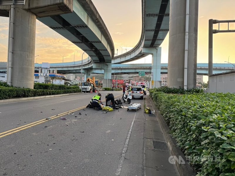 新北市10日傍晚發生機車騎士疑似逆向行駛,與對向車道小客車發生擦撞事故,騎士重傷倒地,送醫急救仍宣告不治。(翻攝照片)中央社記者王鴻國傳真 114年6月10日