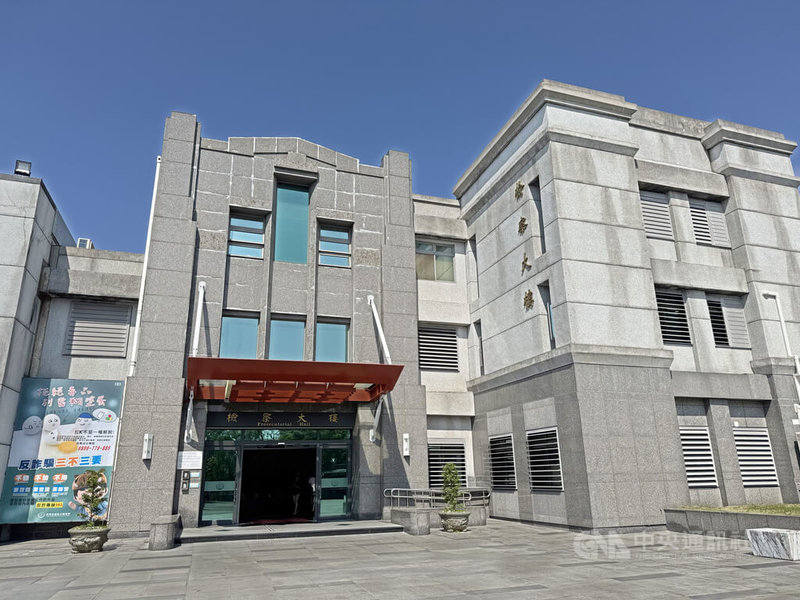 花蓮檢警偵辦太平洋公園浮屍案,死者33歲林姓女子頭部有外傷,監視器拍攝到疑似打鬥畫面,循線追查拘提26歲呂姓男子、43歲姜姓司機到案說明,花蓮地檢署檢方訊後,呂男聲押獲准、姜男新台幣10萬元交保。中央社記者張祈攝 114年6月10日