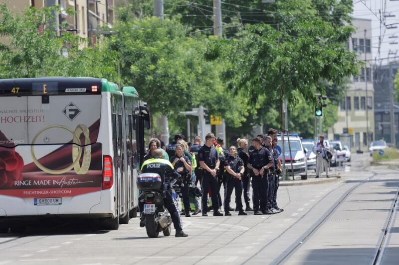 奧地利東南部格拉茨市10日發生疑似槍手在學校裡開槍,造成10人喪生。圖為奧地利警方在槍擊案後,駐守在學校附近。(路透社)