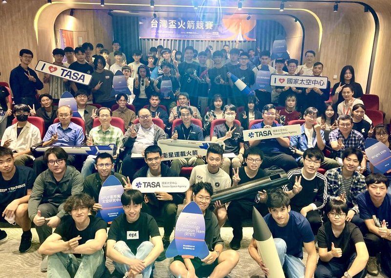 國家太空中心(TASA)主辦首屆「台灣盃火箭競賽」,10日公布複賽結果。圖為參賽團隊合影。(TASA提供)中央社記者張璦傳真 114年6月10日