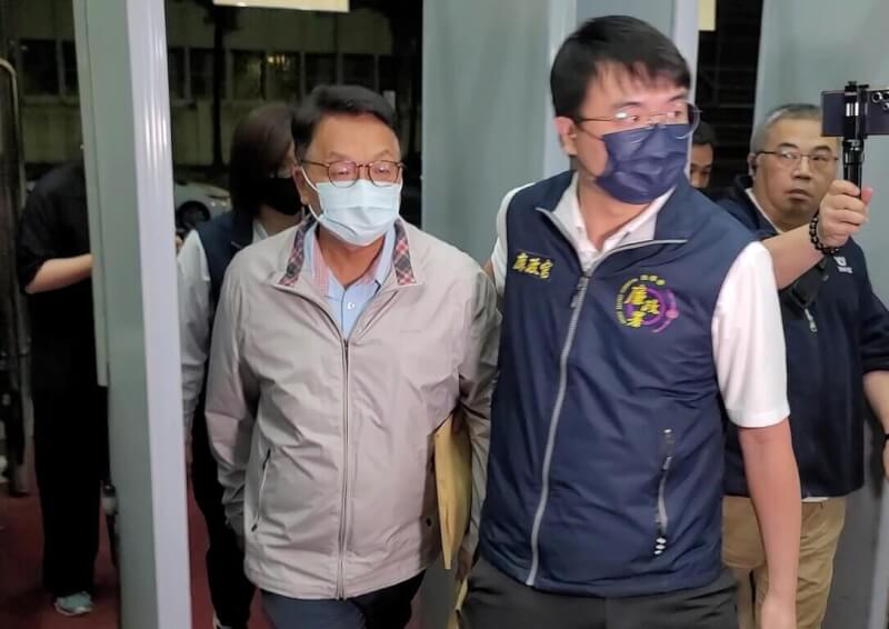 前民進黨立委陳歐珀(中)涉嫌於立委任內收受物流公司不正利益遭檢廉搜索約談,4日凌晨移送台北地檢署複訊。中央社記者謝幸恩攝 114年6月4日