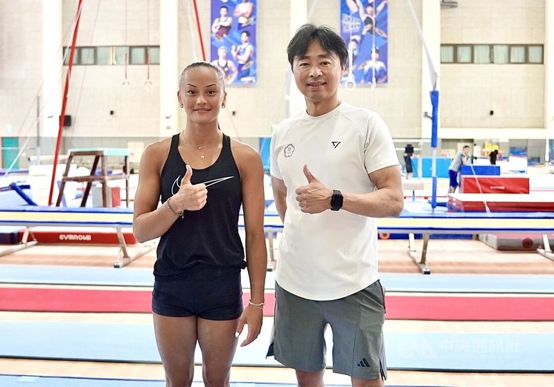 台灣、瑞典混血體操女孩陳瑞安(左)還沒轉籍前,每逢暑假都會跟著媽媽返台探親,但體操訓練不能中斷,於是媽媽自行上網「科普」,主動找上大同高中體操教練鄭焜杰(右)安排在台訓練,也就是因為這樣,牽起了陳瑞安轉籍的契機。中央社記者董俊志攝 114年6月10日