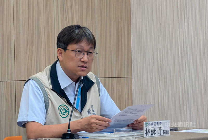 疾管署10日公布114年COVID-19最年輕死亡個案,防疫醫師林詠青(圖)說明,個案為北部30多歲男性,沒有潛在疾病,從沒接種任何COVID-19疫苗,曾2度住進加護病房,死因為COVID-19併發腦膜腦炎重症。中央社記者曾以寧攝 114年6月10日