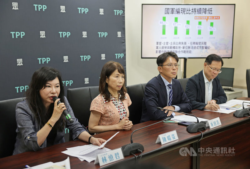 立法院會10日將處理攸關待遇調整的軍人待遇條例修正草案。民眾黨立法院黨團總召黃國昌(右2)、副總召張啓楷(右)、幹事長陳昭姿(左2)、立委林憶君(左)上午舉行記者會,說明民眾黨團版修法重點。中央社記者裴禛攝 114年6月10日