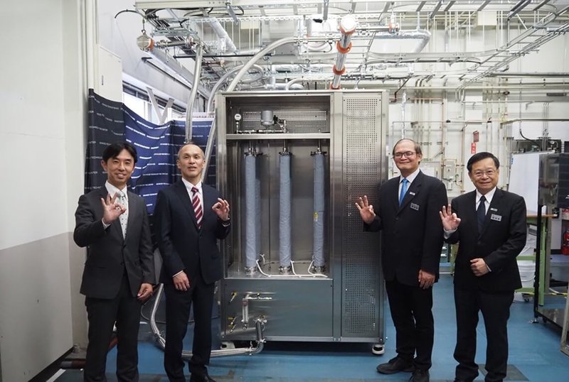 工研院10日宣布,開發的固態胺吸附劑碳捕捉模組於三菱電機先端技術總合研究所完成裝機。右2為工研院副院長胡竹生。(工研院提供)中央社記者張建中傳真 114年6月10日