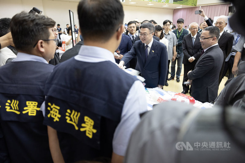 財政部關務署10日舉行第12波安居緝毒專案暨重大毒品案件發布記者會,行政院長卓榮泰(後中)等人出席,並與海巡署人員握手致意。中央社記者趙世勳攝 114年6月10日