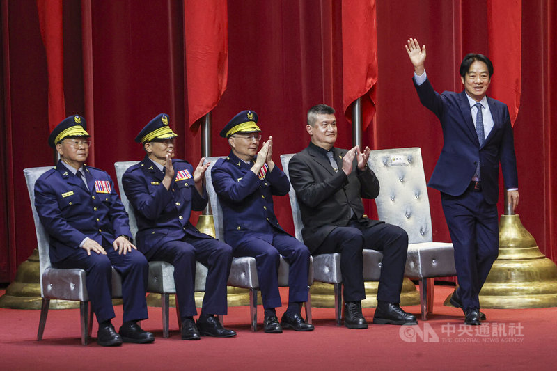 總統賴清德(右1)10日上午出席「台灣警察專科學校專42期正期學生組畢業典禮」,向全校師生揮手致意。右2為內政部政務次長馬士元。中央社記者鄭清元攝 114年6月10日