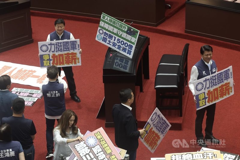 立法院會10日三讀修正通過軍人待遇條例部分條文,新增志願役加給,對志願投入軍旅者每月新台幣3萬元加給,並明定自115年1月1日施行。國民黨立法院黨團總召傅崐萁(後左)等人在表決通過後拍照留念。中央社記者吳家昇攝 114年6月10日