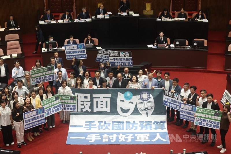 立法院會10日三讀修正通過軍人待遇條例部分條文,新增志願役加給;民進黨團批藍白在立法院挾多數闖關軍人待遇相關條例,用政治角力競相加碼,不僅違反預算精神,更沒有徵詢行政院意見,深感遺憾。中央社記者吳家昇攝 114年6月10日