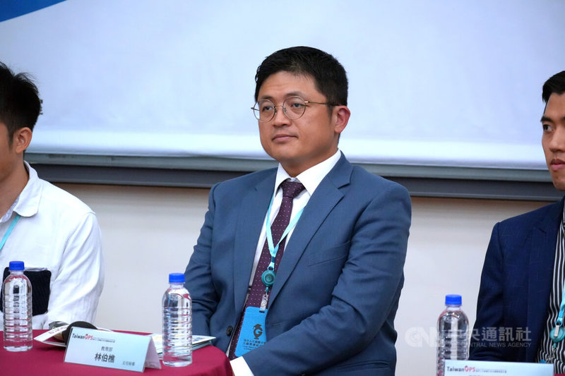 中山、高雄大學曾討論合校,但中山大學不希望更改校名,高雄大學希望保留「高雄」兩字,成為卡關因素之一,今年兩校重啟討論。教育部主任秘書林伯樵(中)10日受訪表示,尊重雙方共識。中央社記者陳至中台北攝 114年6月10日