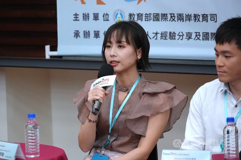 教育部10日下午舉辦留學宣導會,英國劍橋大學博士温明璇(左)分享自己曾申請進入某實驗室被拒絕,轉而去敲諾貝爾獎得主古爾登(John Gurdon)的門,終獲同意成為門生。中央社記者陳至中台北攝 114年6月10日