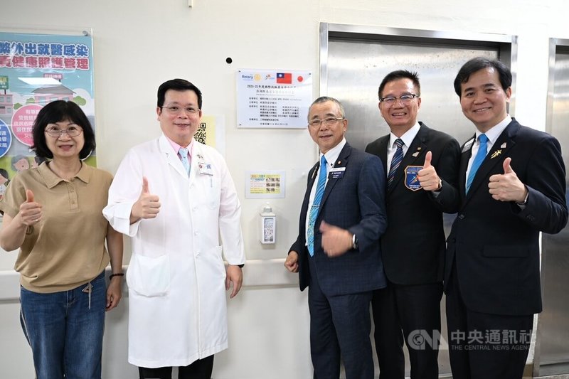 國際扶輪3502暨2570地區分社捐贈三總澎湖分院手持式超音波儀等居家醫療裝備,10日由分院長胡曉峯(左2)代表受贈。中央社 114年6月10日