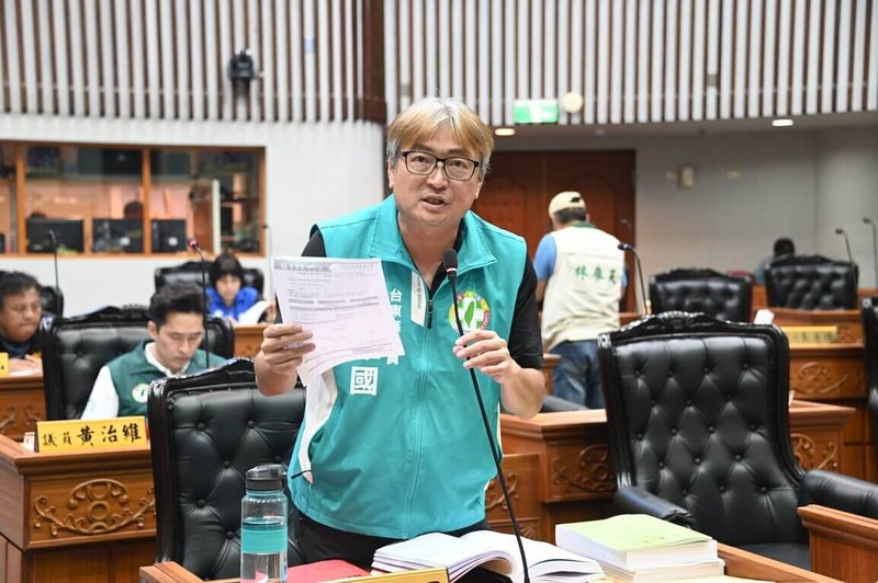 原民會向台糖價購自民國35年已是原住民使用的57筆土地還於族人,台東縣多名議員也希望有同樣問題的非原住民土地能放領還地於民。圖為民進黨台東縣議員簡維國(前)5月12日質詢政府有關公地放領問題。(台東縣議會提供)中央社記者盧太城台東傳真 114年6月10日