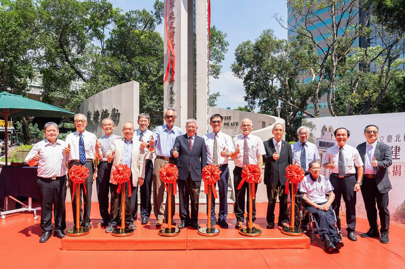 台北科技大學10日舉行鐘樓重建竣工剪綵揭幕儀式,這次整建保留了台北工專時期校徽標誌、鐘樓既有的結構與意象,眾多校友共襄盛舉見證北科大校園地標再現風華。(北科大提供)中央社記者許秩維傳真 114年6月10日