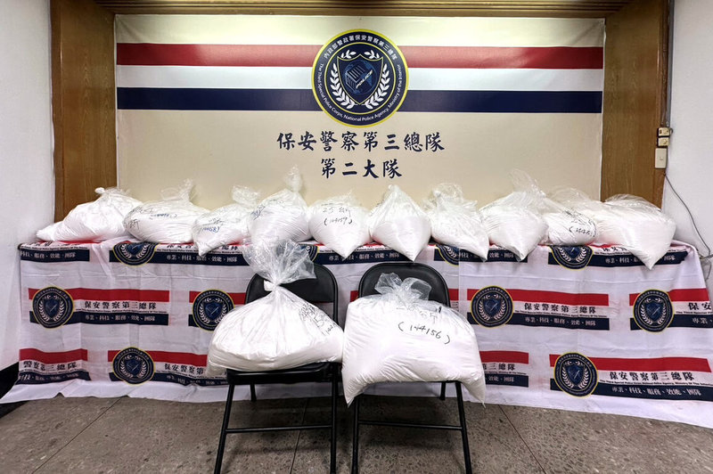 橋頭地檢署1月間偵破運毒集團利用空運走私300多公斤喪屍煙毒案,查獲12包含有依托咪酯的包裹,檢方初估該批毒品約可製成300萬顆喪屍煙彈,經偵查依運輸第二級毒品未遂等罪嫌起訴6人。(橋頭地檢署提供)中央社記者張已亷傳真114年6月10日