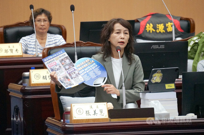 民進黨花蓮縣議員張美慧(前)10日在議會質詢時指出,國民黨立委傅崐萁反罷免宣傳扇、文宣,條列各項縣府還沒規劃的社會福利支票,這些社會福利政策,不是縣府按程序提出,卻變成傅崐萁的空頭支票欺騙選民,由立委分配縣預算如何執行,質疑縣府是「傅」隨組織,要幫立委背書。中央社記者張祈攝 114年6月10日