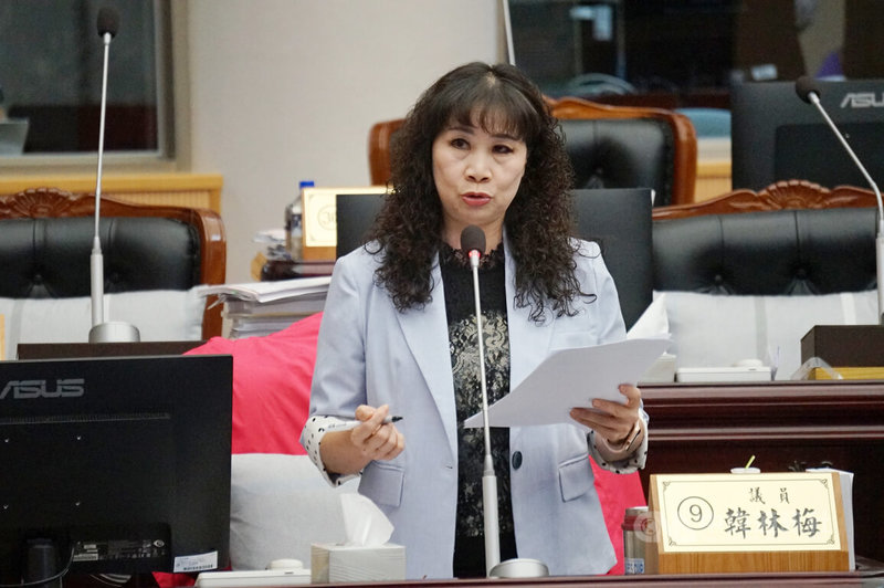 國民黨籍花蓮縣議員韓林梅(圖)10日在議會總質詢指出,立委、縣長或議員各有職權,花蓮不是只有國民黨立委傅崐萁一人,不該把為花蓮爭取福利或權利,就被貼上「傅」隨組織標籤。中央社記者張祈攝 114年6月10日